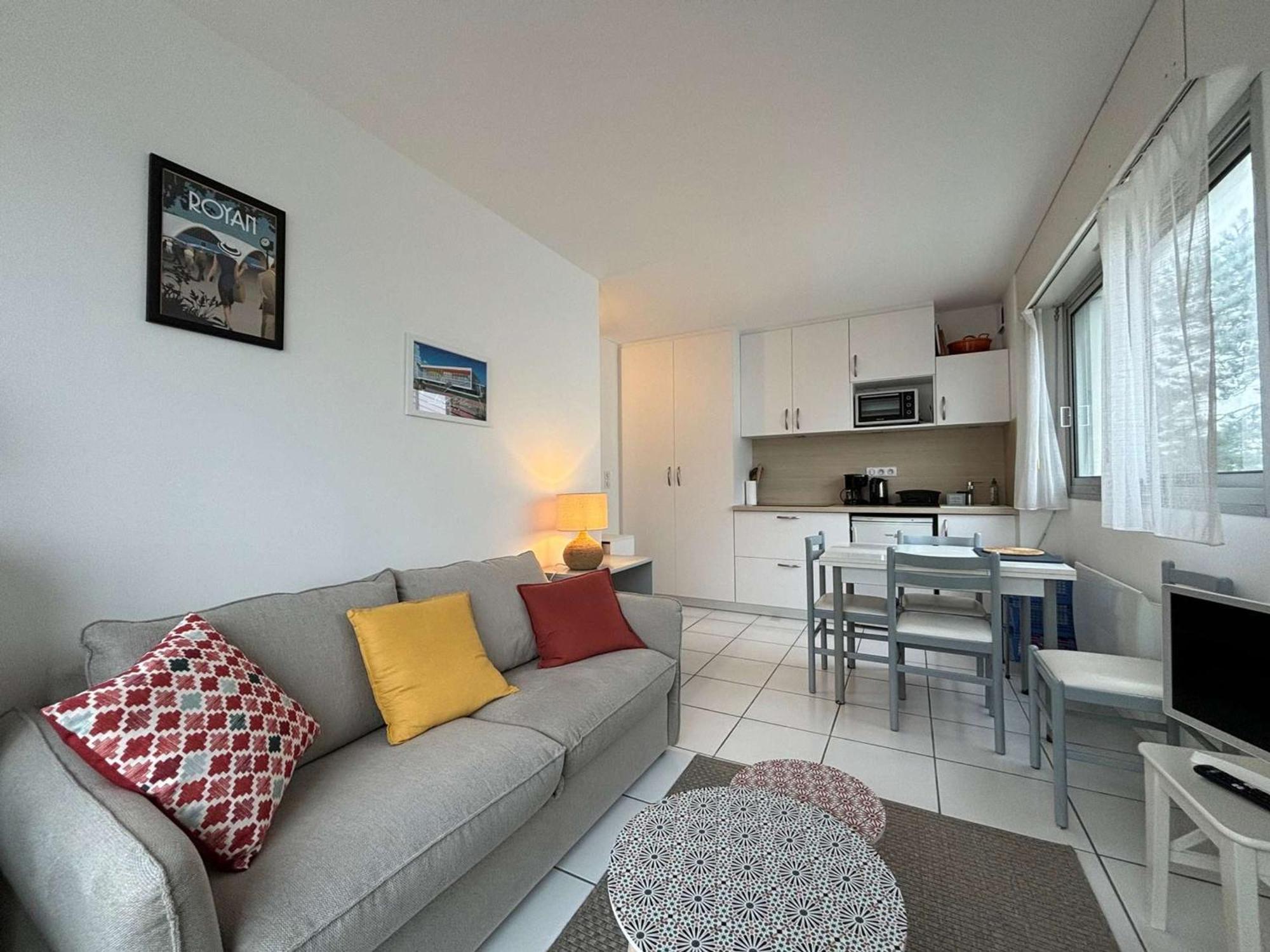 Appartement Cosy Avec Balcon Et Parking, - Fr-1-494-173 *