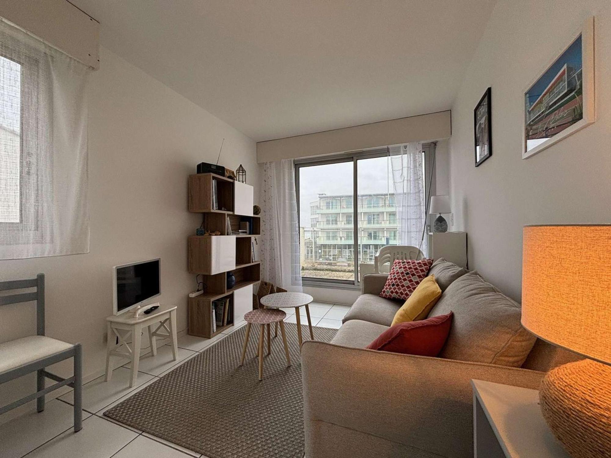 Cosy Avec Balcon Et Parking, - Fr-1-494-173 *
